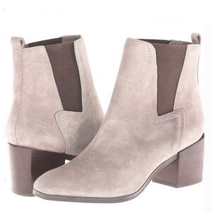 Pour La Victoire Fara Chelsea Boot Beige Suede Leather 2.5” Black Heel Size 8.5